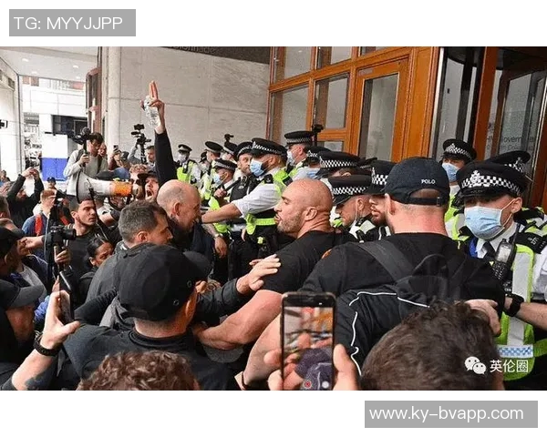 男子因焚烧C罗雕像被警方逮捕送精神病院接受治疗